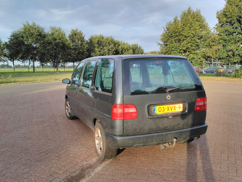 The back actually looks quite decent. For a minivan. Americans, note the almost mandatory tow hook.